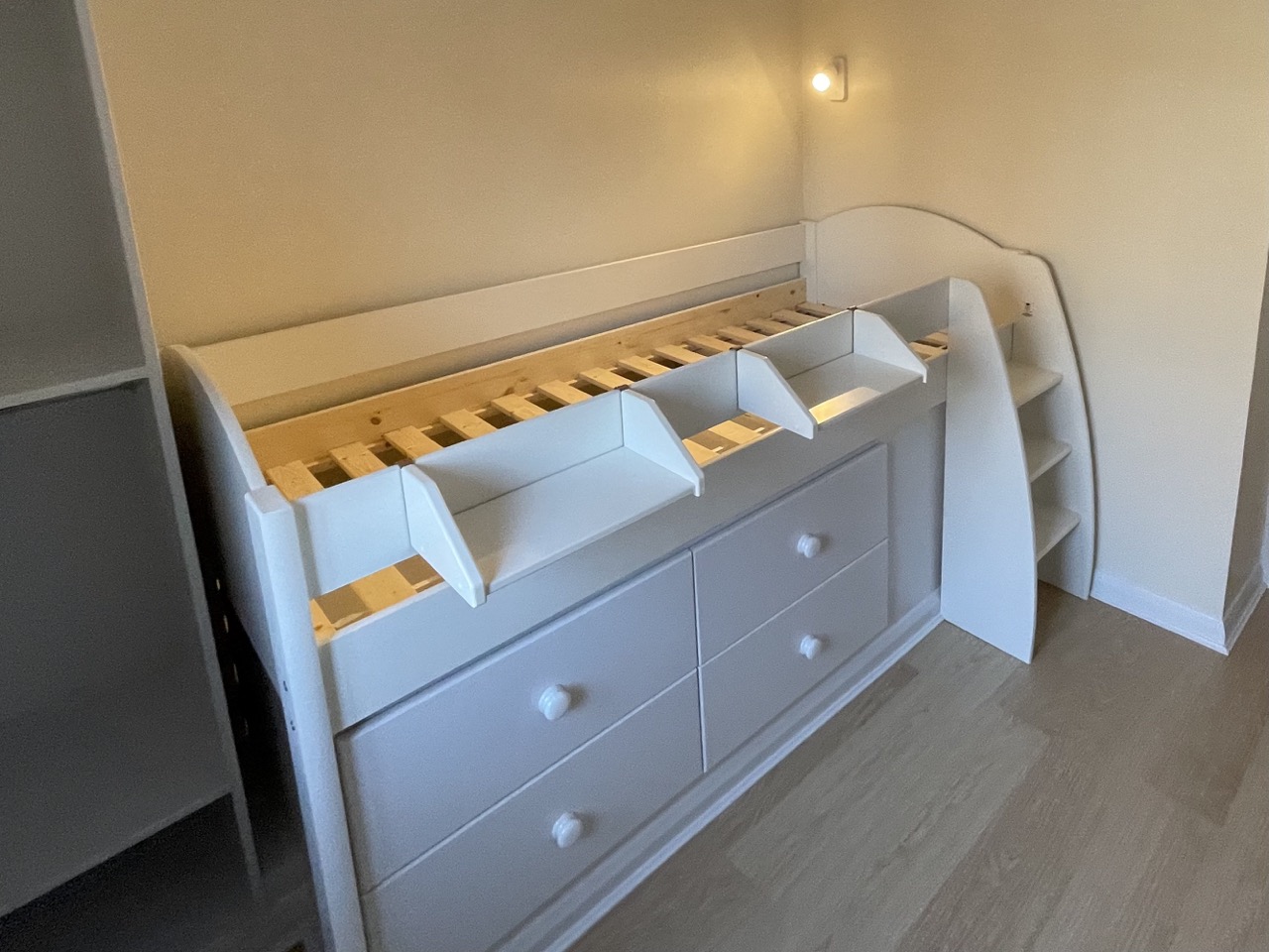 Bespoke child's ben, shelves, custom joinery project